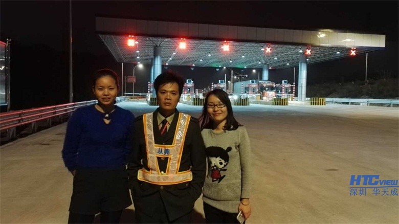 快盈VIII两大美女学习之余不忘与收费站班长交流合影