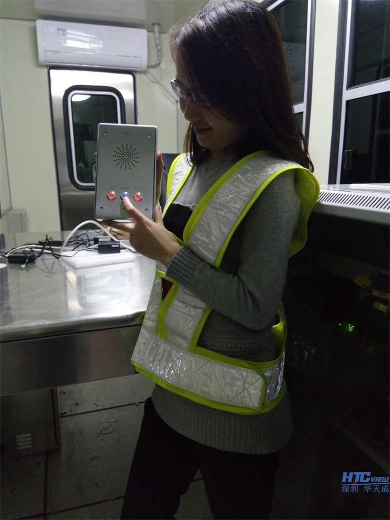 美女业务员正在熟悉IP对讲系统现场