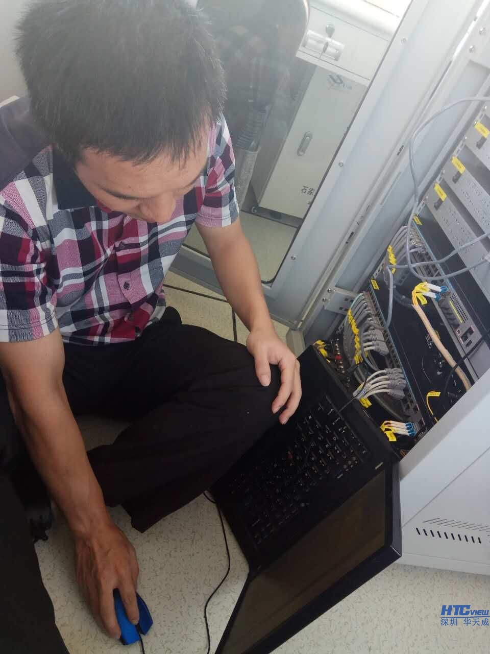 黄工正在调试主控机